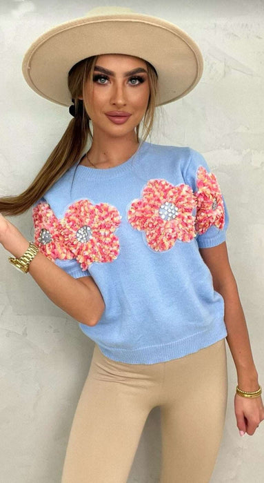 contrasting flower sweet pink round neck short-sleeved sweater Red flowers on blue background